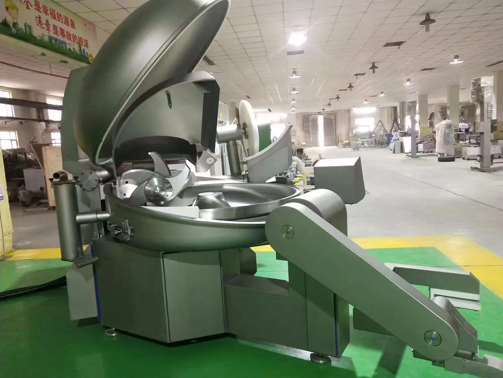 Industrial vacuum bowl cutter machine for high-efficiency meat chopping and emulsifying.