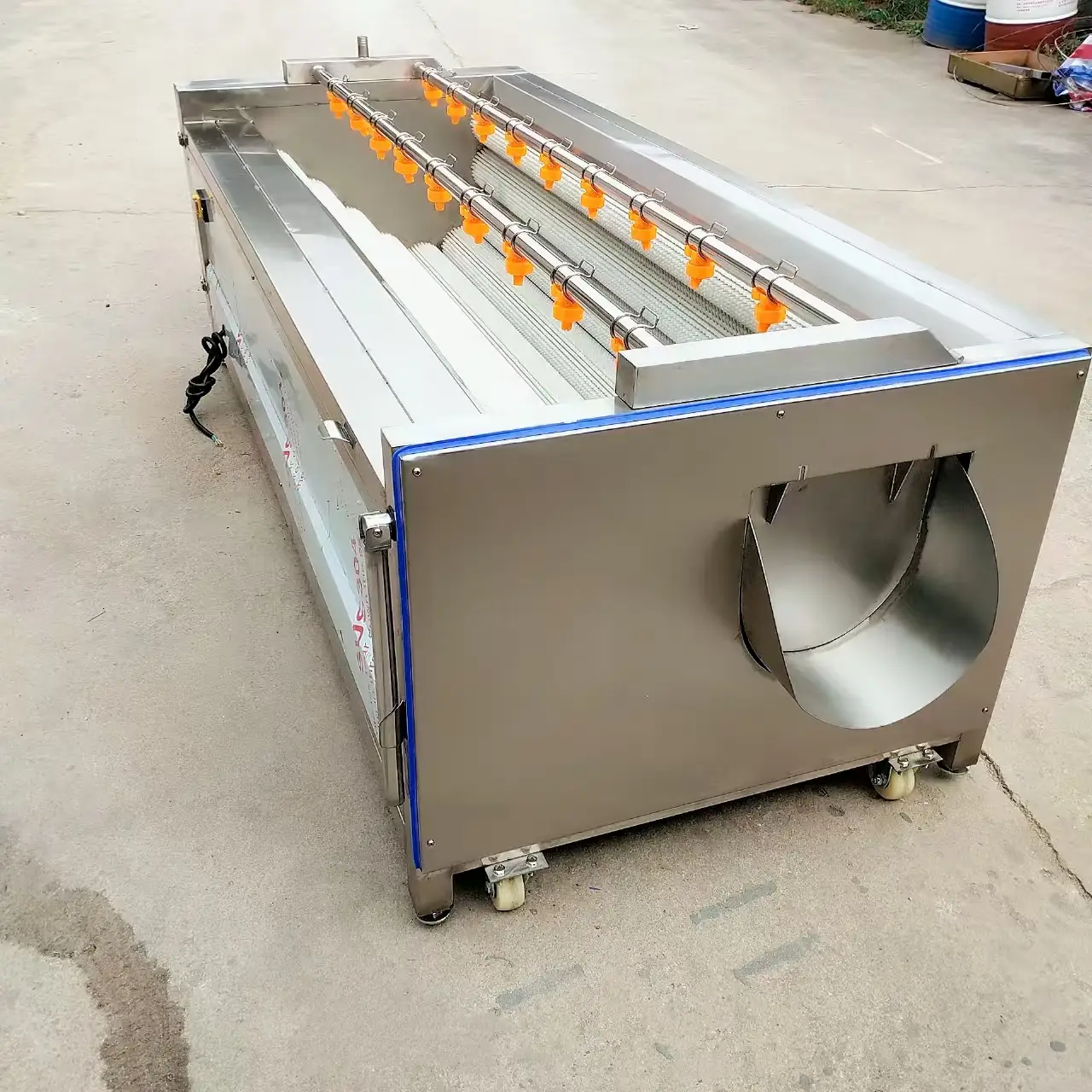 Stainless steel root vegetable scrubber featuring durable nylon brushes and high-pressure water spray.